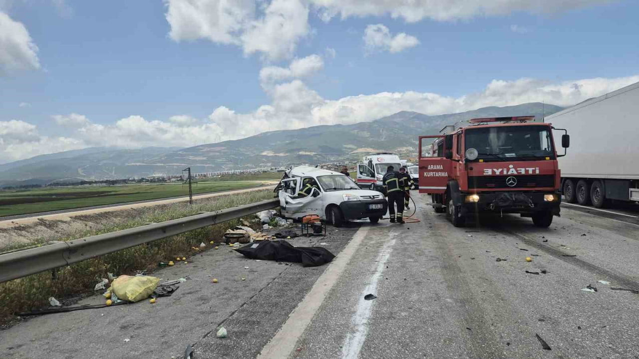TARSUS-ADANA-GAZİANTEP OTOYOLU NURDAĞI KESİMİNDE BİR TIRIN ÖNÜNDE SEYİR HALİNDE OLAN HAFİF TİCARİ...