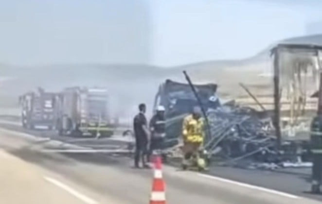 TARSUS-ADANA-GAZİANTEP OTOYOLU NURDAĞI KESİMİNDE SEYİR HALİNDEYKEN YANGIN ÇIKAN TIR KULLANILAMAZ...