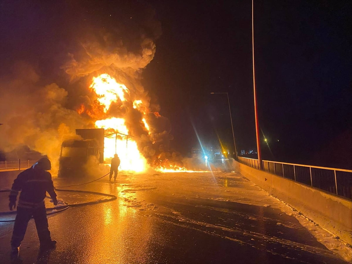 Tarsus-Adana-Gaziantep (TAG) Otoyolu Nurdağı Viyadüğü'nde seyreden tırın dorsesinde bilinmeyen...
