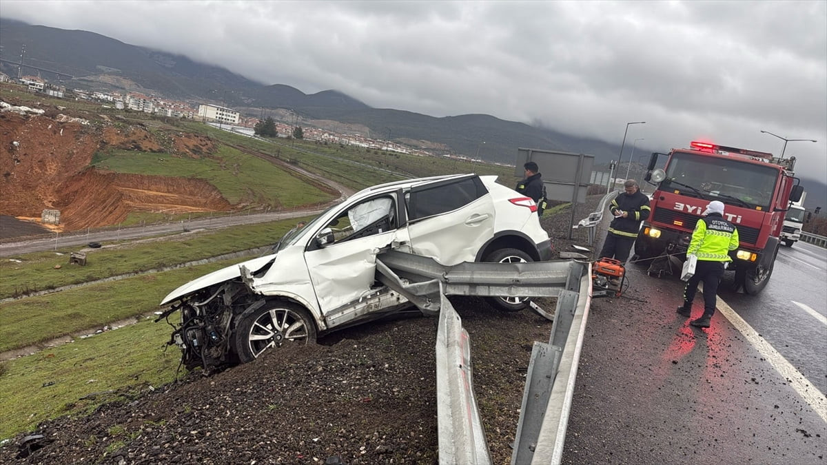Tarsus-Adana-Gaziantep (TAG) Otoyolu'nda bariyere çarpan otomobilin şoförü öldü, 2 kişi...
