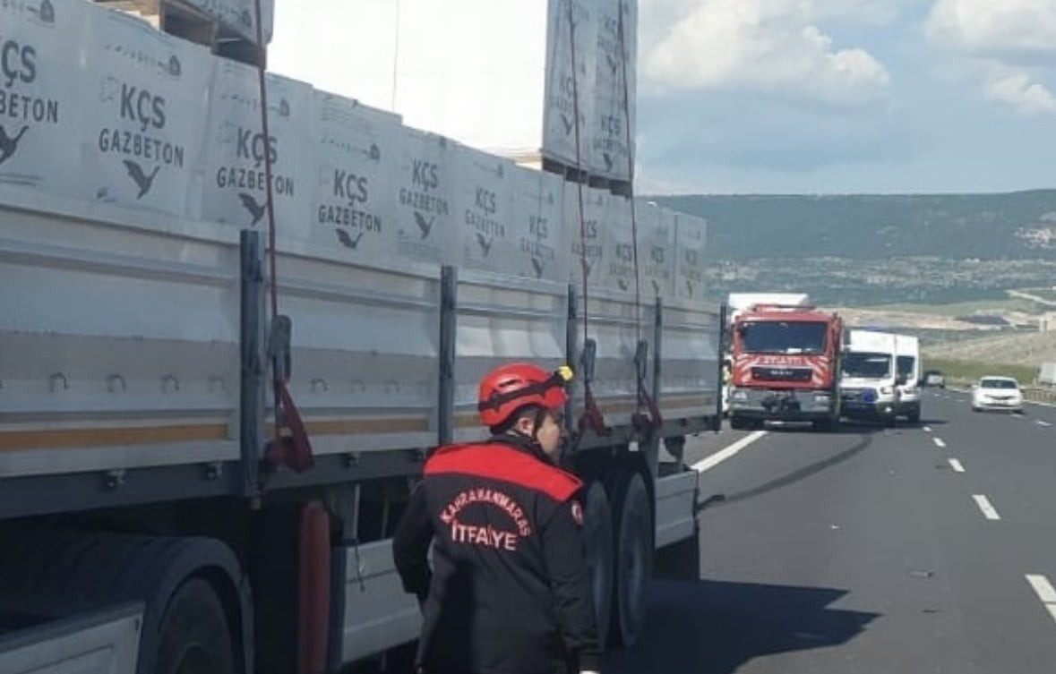 TARSUS-ADANA-GAZİANTEP (TAG) OTOYOLU’NDA BOZULAN TIRA YARDIM ETMEK İSTEYENLERE BAŞKA BİR TIRIN...