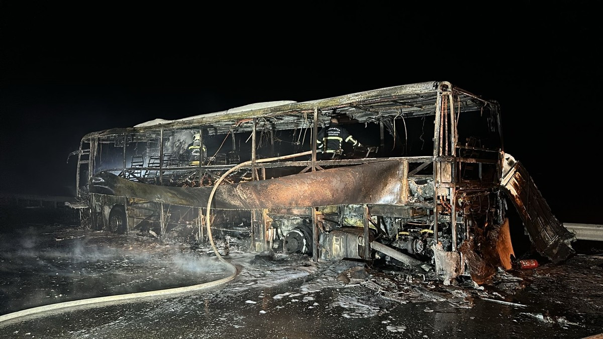 Tarsus-Adana-Gaziantep (TAG) otoyolunda seyir halindeyken yangın çıkan yolcu otobüsü kullanılamaz...
