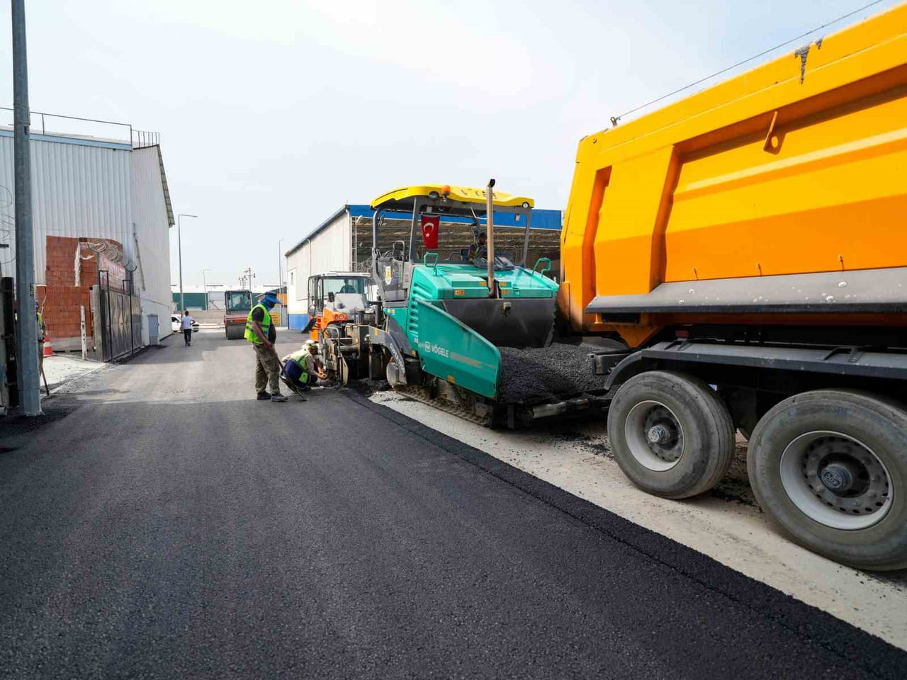 TARSUS BELEDİYESİ, KEMALPAŞA SANAYİ SİTESİ'NDE UZUN YILLARDIR DEVAM EDEN YOL SORUNUNU ÇÖZMEK İÇİN...