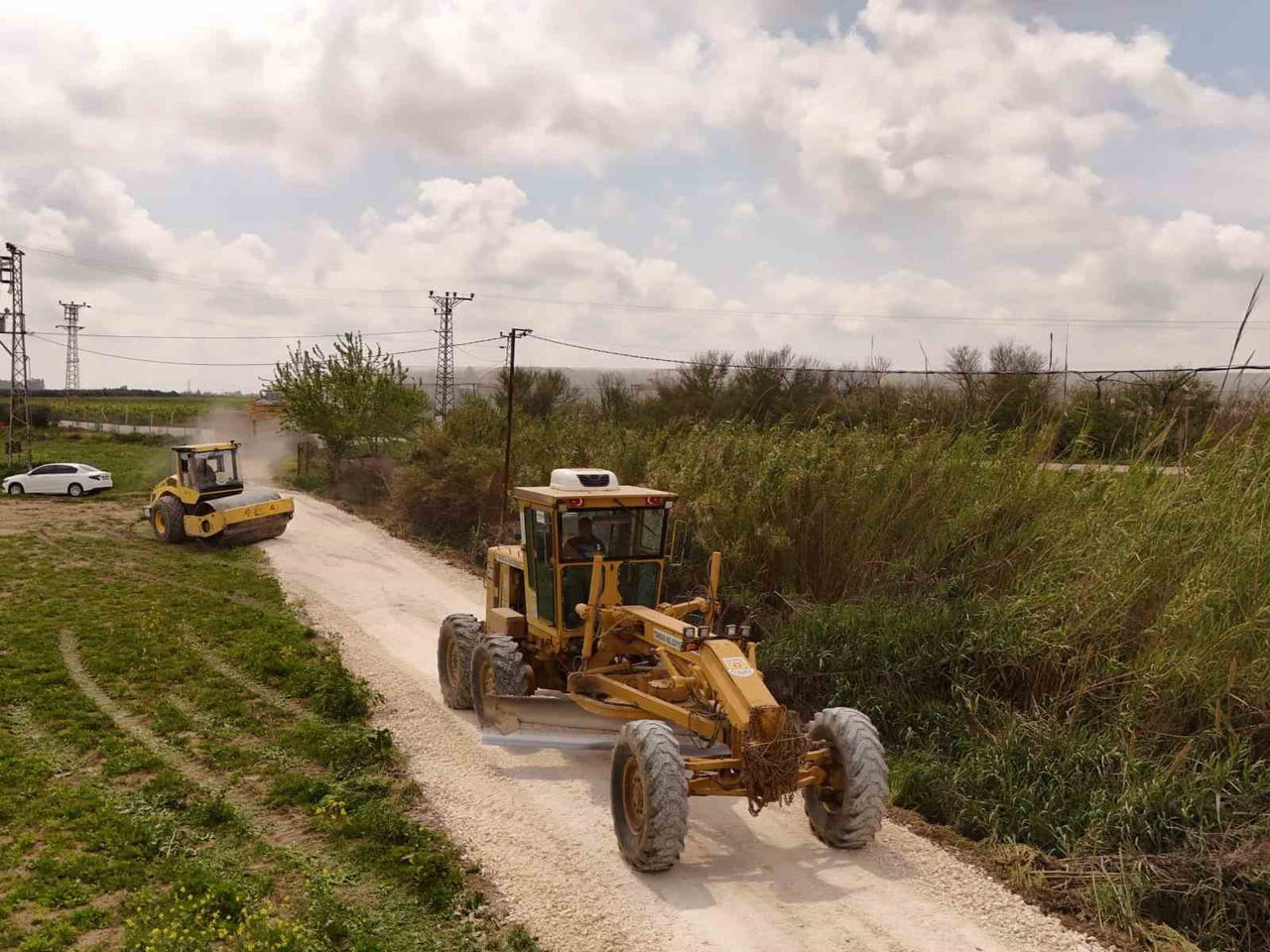 TARSUS BELEDİYESİ, YOĞUN YAĞIŞLAR NEDENİYLE BOZULAN YOLLARDA BAKIM VE DÜZENLEME ÇALIŞMASI YAPARAK...
