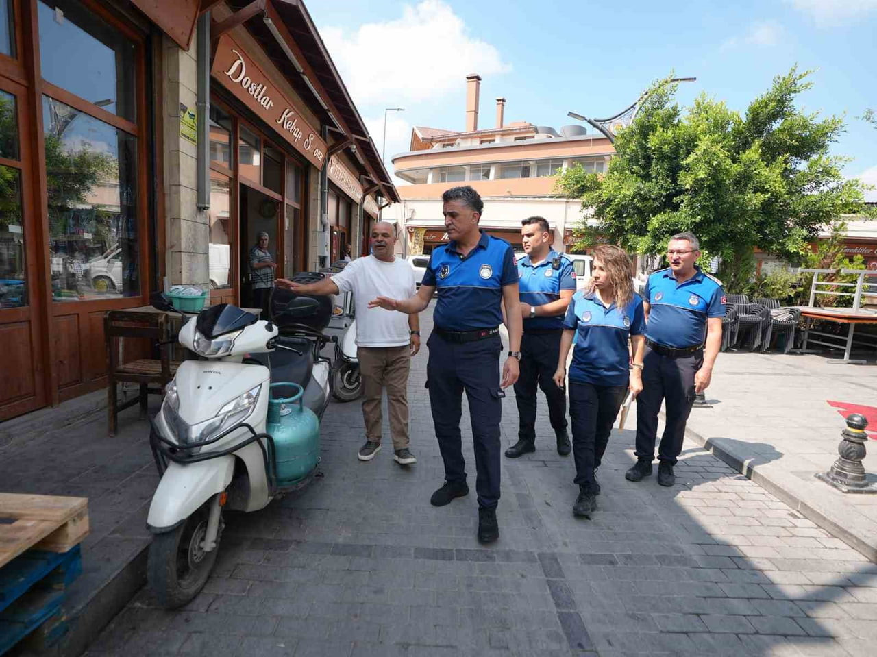 TARSUS BELEDİYESİ ZABITA EKİPLERİ, KENT MERKEZİNDEKİ ESNAFA ORTAK KULLANIM ALANLARINA İLİŞKİN...