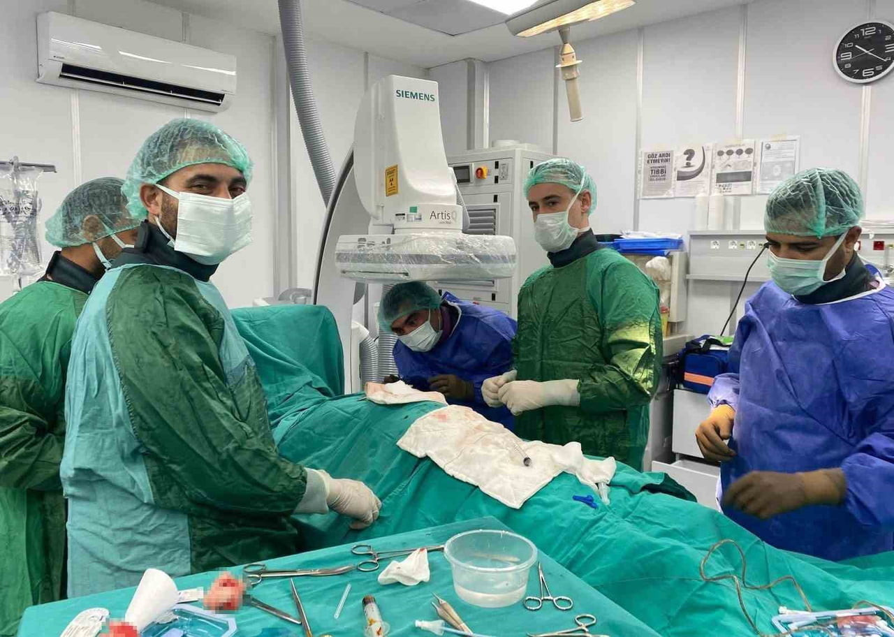 TARSUS DEVLET HASTANESİNDE İLK DEFA ÇİFT ŞOKLAMALI KALP PİLİ TAKILDI