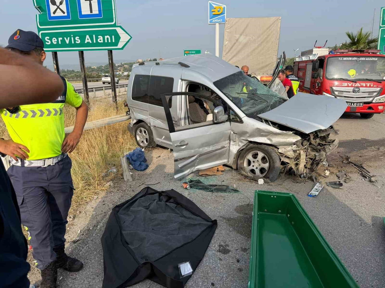 TARSUS İLÇESİNDE MEYDANA GELEN TRAFİK KAZASINDA 1 KİŞİ ÖLDÜ, 4 KİŞİ YARALANDI.