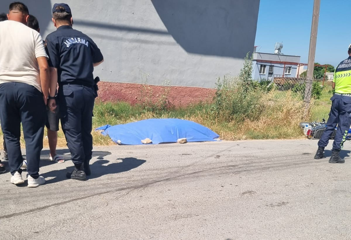 TARSUS İLÇESİNDE TIRLA ÇARPIŞAN MOTOSİKLET SÜRÜCÜSÜ HAYATINI KAYBETTİ.