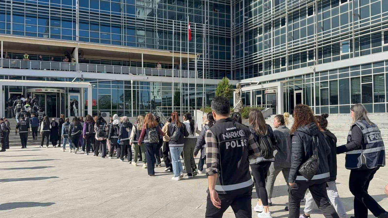 TARSUS İLÇESİNDE UYUŞTURUCU MADDE TİCARETİNE YÖNELİK DÜZENLENEN KAPSAMLI OPERASYONDA 55 ŞÜPHELİ...