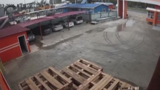 Tarsus’ta etkili olan rüzgar bir iş yerinin çatısını uçurdu: O anlar kamerada