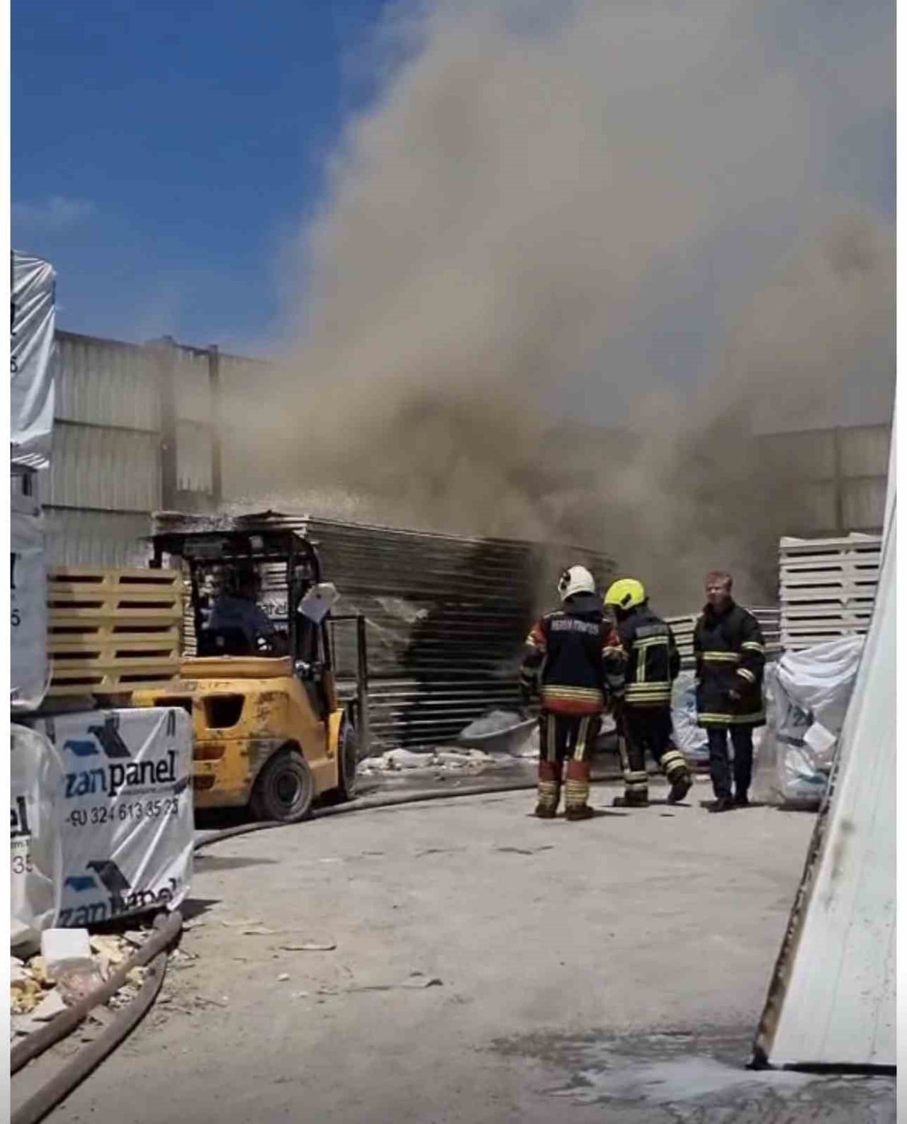 TARSUS’TA SANAYİ SİTESİNDE ÇIKAN YANGIN KORKUTTU