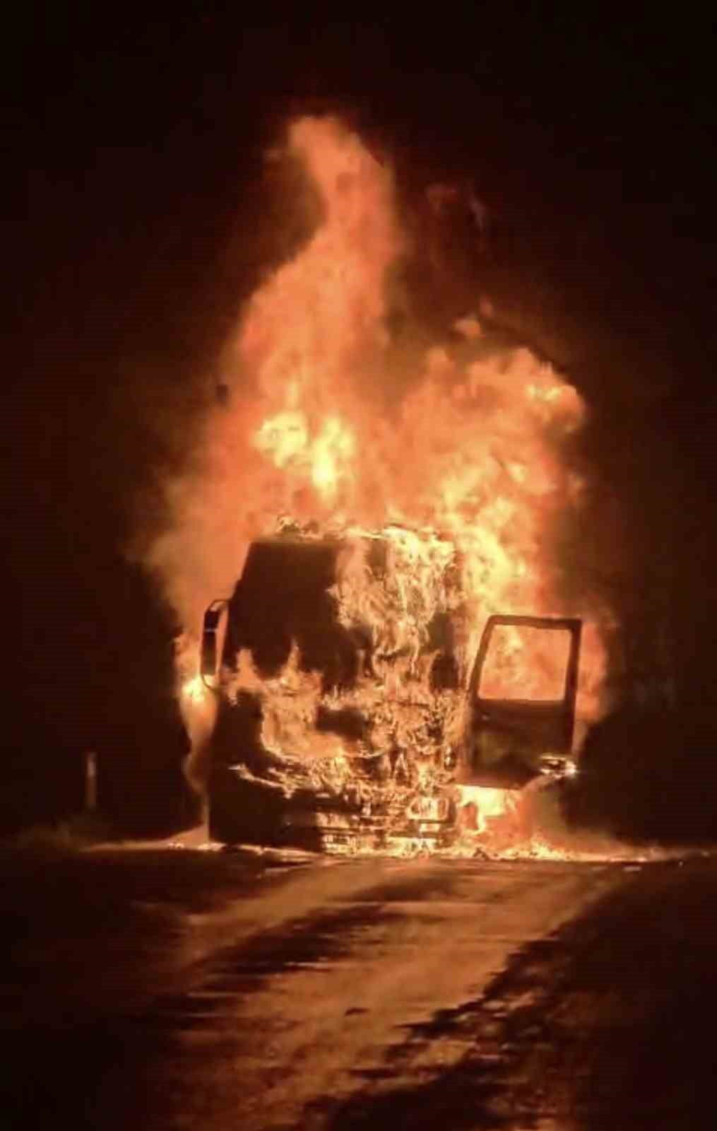 TARSUS’TA SEYİR HALİNDEKİ TIR ALEV ALEV YANDI