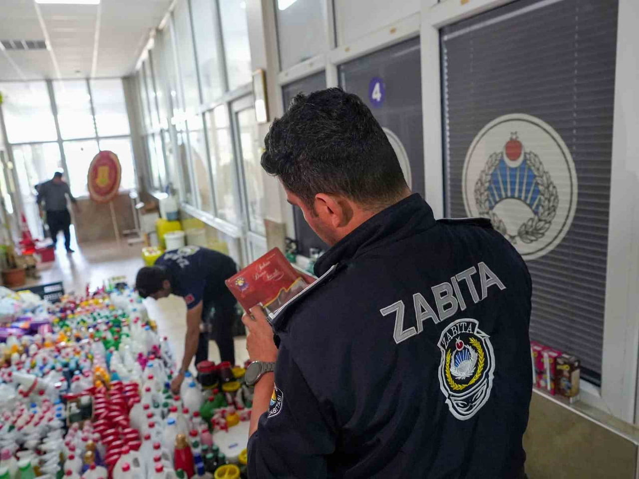 TARSUS’TA ZABITA EKİPLERİNCE GERÇEKLEŞTİRİLEN DENETİMLERDE, SON KULLANMA TARİHİ GEÇMİŞ VE MENŞEİ...