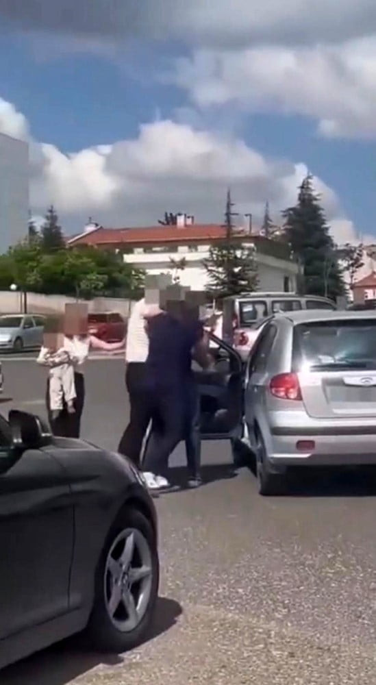 TARTIŞMANIN BÜYÜMESİYLE ARACINDAN İNEN K.S., DİĞER SÜRÜCÜYÜ DARBETMEYE BAŞLADI.
