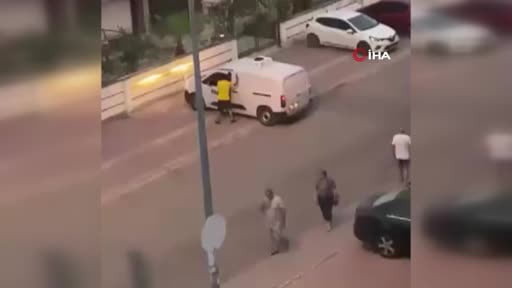 Tartıştığı kişinin üzerine aracı sürüp kapıya sıkıştırdı: O anlar kameraya yansıdı