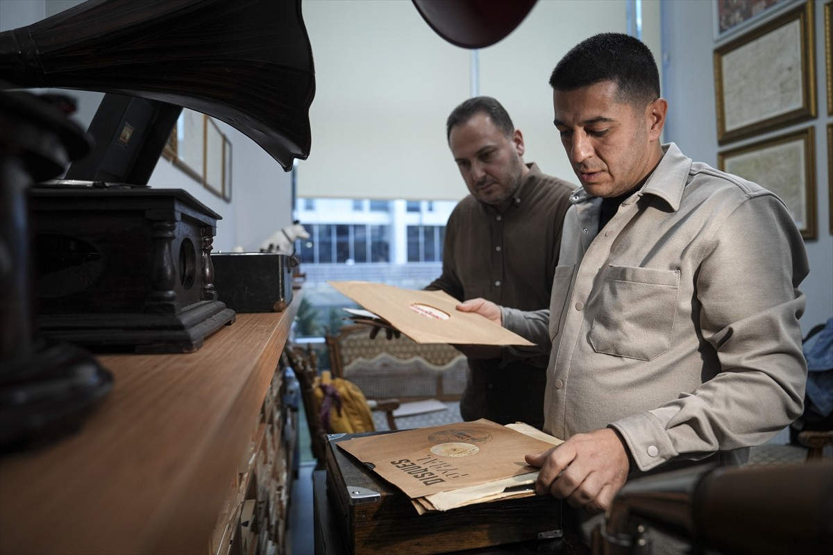 Taş plak koleksiyoneri Yunus Savaş ile Hakan Balcı, unutulmaya yüz tutan taş plak kültürünü...