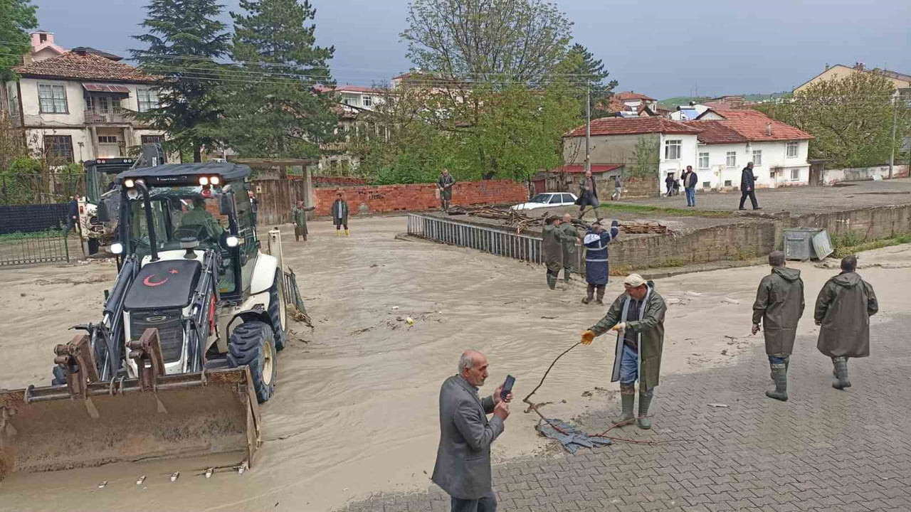 TAŞKIN SONRASI İLÇE MERKEZİNDE CADDE VE SOKAKLAR SU ALTINDA KALDI.