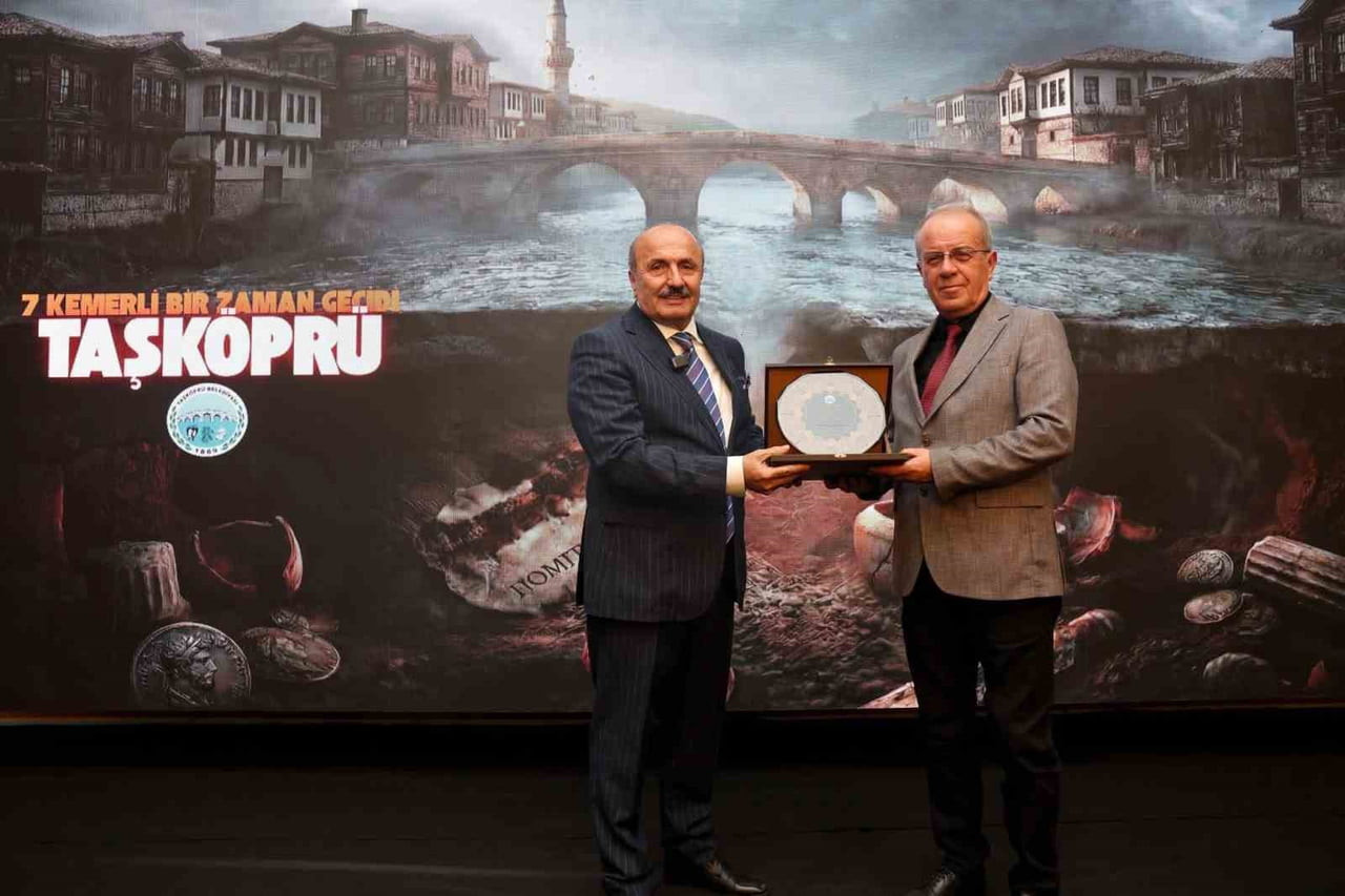 TAŞKÖPRÜ BELEDİYE BAŞKANI HÜSEYİN ARSLAN, "7 KEMERLİ BİR ZAMAN GEÇİDİ TAŞKÖPRÜ" İSİMLİ KISA FİLMİN...