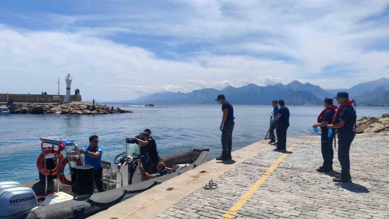 TATİL İÇİN GELDİĞİ ANTALYA’DA BİNDİĞİ TUR TEKNESİNDE RAHATSIZLANAN YABANCI UYRUKLU ŞAHSIN...