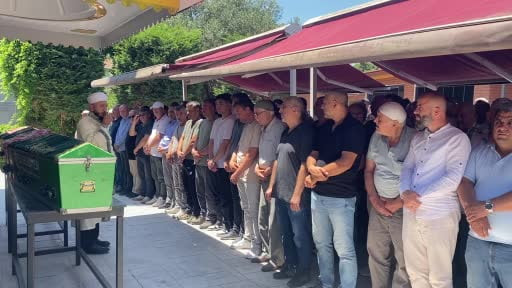 Tatil yolunda can veren anne ve kızı toprağa verildi