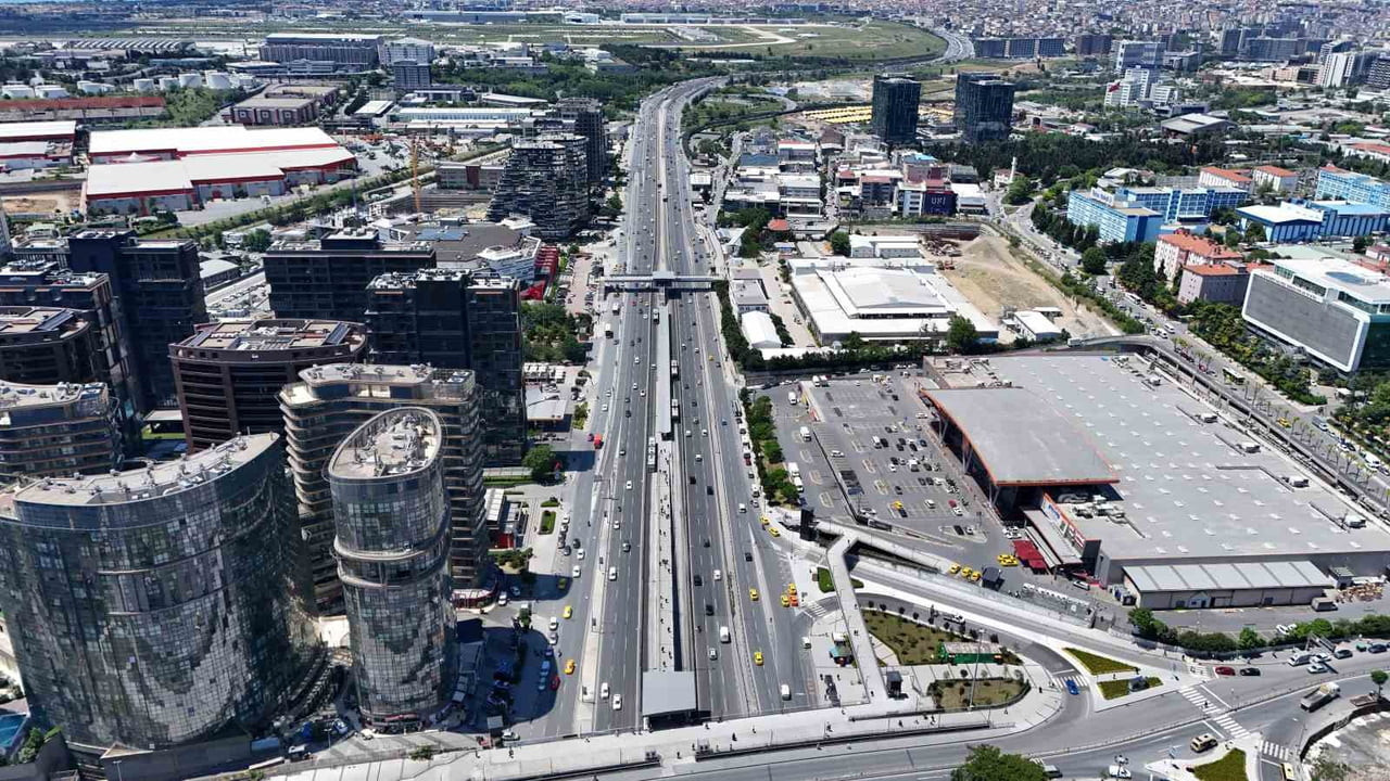 TATİLCİLERİN KURBAN BAYRAMINI FIRSAT BİLEREK ŞEHİR DIŞINA ÇIKMASIYLA İSTANBUL'DA TRAFİK YOĞUNLUĞU...