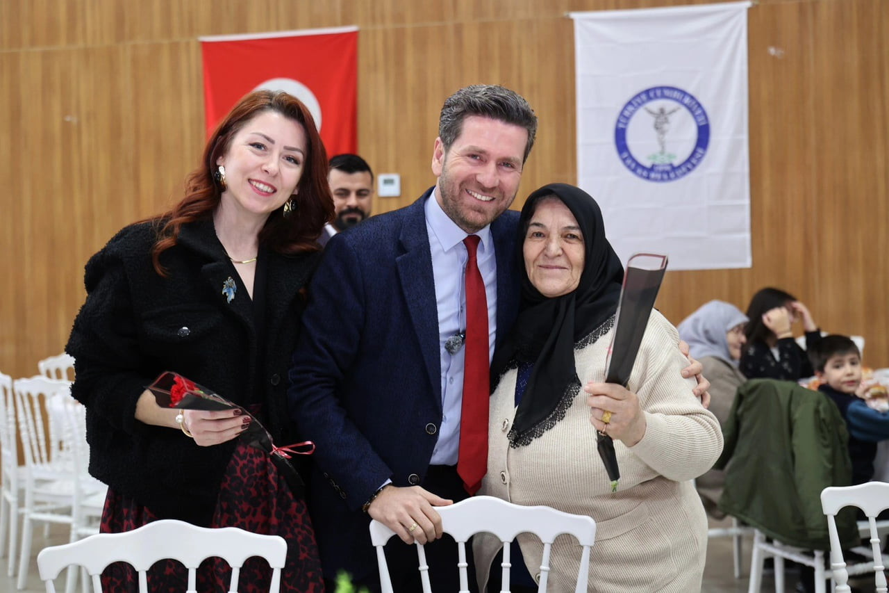 TAVAS BELEDİYESİ BAŞKANI KADİR TATIK, ANNELER GÜNÜ DOLAYISIYLA YAYIMLADIĞI MESAJDA ANNELERİN...