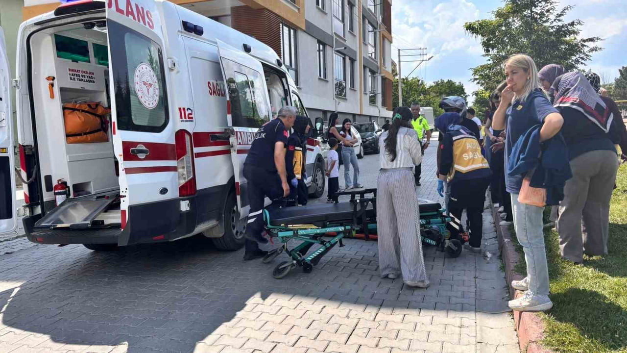 TAVŞANLI İLÇESİNDE MOTOSİKLETİN DEVRİLMESİ SONUCU 2 KİŞİ YARALANDI.