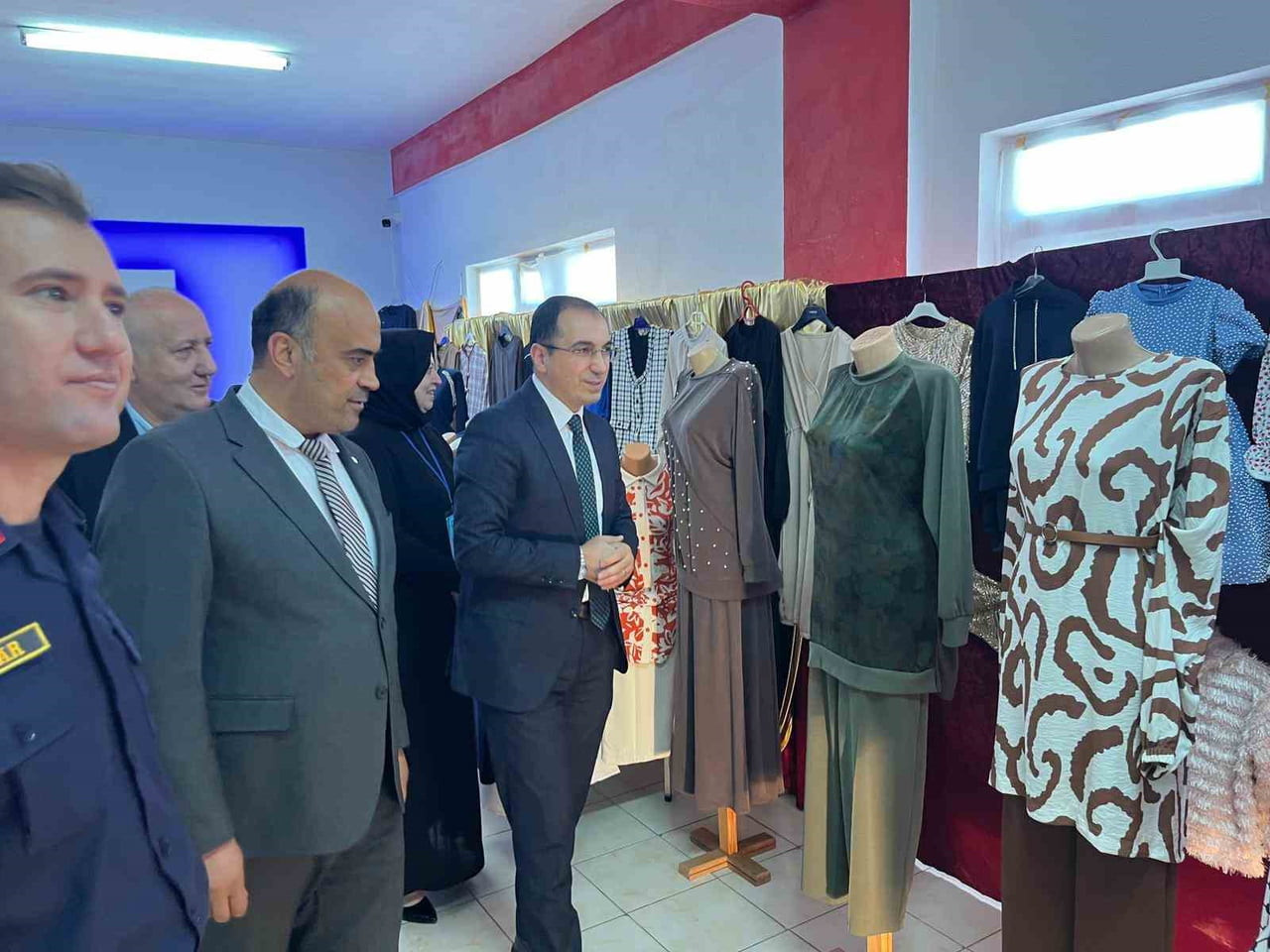 TAVŞANLI KAYMAKAMI ÖMER FARUK ÖZDEMİR VE BERABERİNDEKİLER EL EMEĞİ ÜRÜNLERİ İNCELEDİ