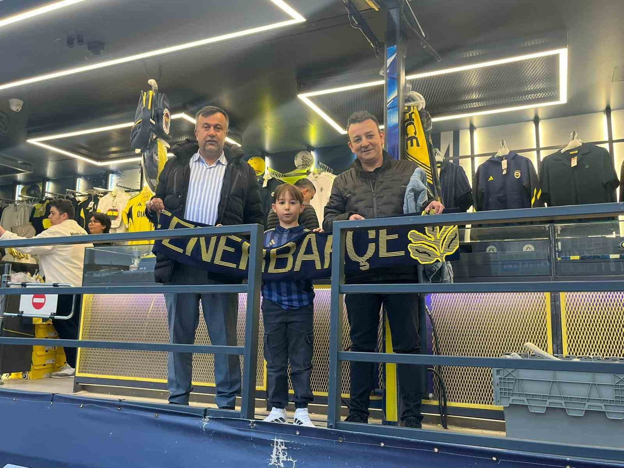 TAVŞANLI'DA FENERBAHÇE LİSANSLI ÜRÜNLERİNE YOĞUN İLGİ