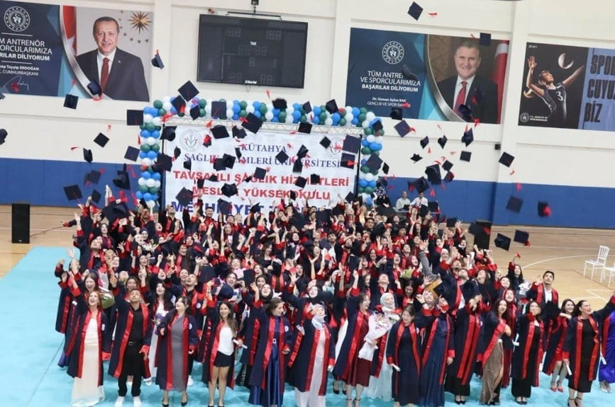 TAVŞANLI'DA GELECEĞİN SAĞLIKÇILARI KEP FIRLATTI