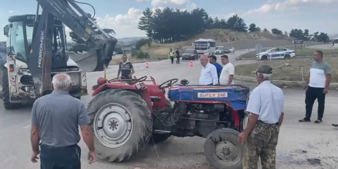 TAVŞANLI'DA OTOMOBİL İLE TRAKTÖR ÇARPIŞTI: 3 YARALI