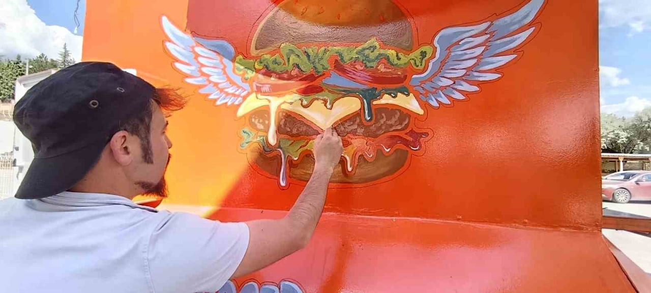 TAVŞANLI'DA YAŞAYAN RESSAM KARAVANI SANAT ESERİNE DÖNÜŞTÜRDÜ
