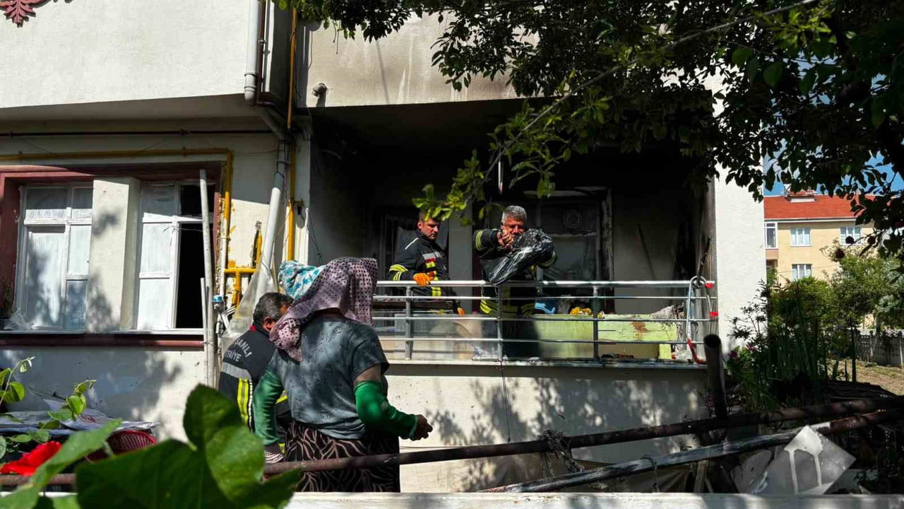 TAVŞANLI’DA BALKON YANGINI PANİĞİ