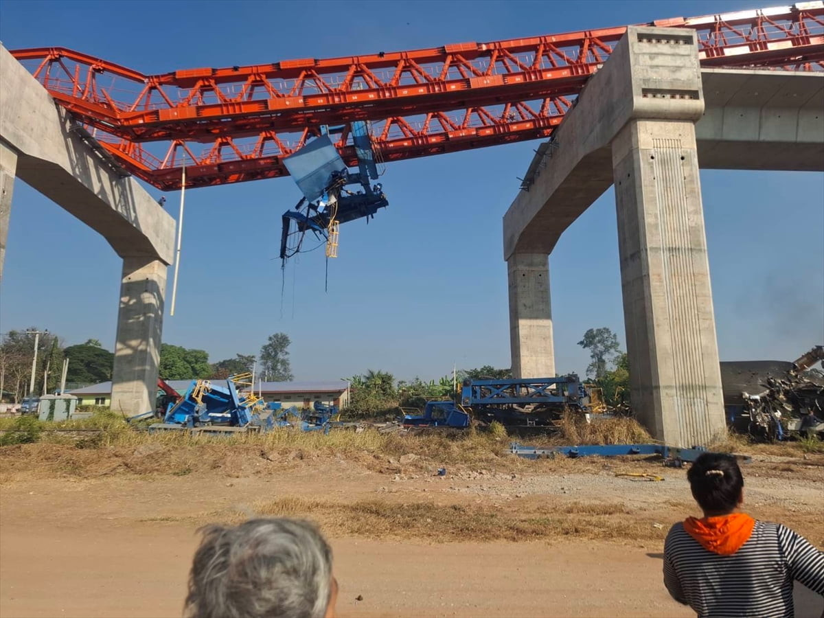 Tayland'da üzerine inşaat vinci düşen trenin raydan çıkarak devrilmesi sonucu 22 kişi hayatını...