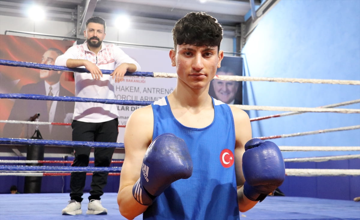 Tayland'ın Bangkok kentinde gelecek ay düzenlenecek Dünya Gençler Boks Kupası'na gitmeye...