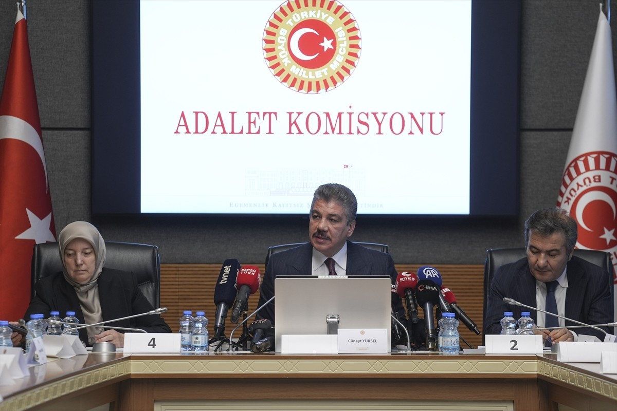 TBMM Adalet Komisyonu AK Parti İstanbul Milletvekili Cüneyt Yüksel (ortada) başkanlığında...