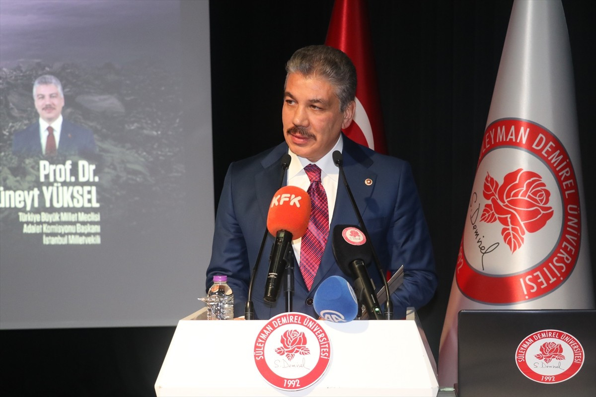 TBMM Adalet Komisyonu Başkanı ve AK Parti İstanbul Milletvekili Cüneyt Yüksel, Isparta'da Süleyman...