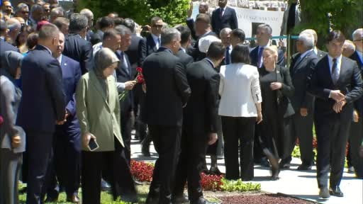 TBMM Başkanı Kurtulmuş 15 Temmuz şehitler anıtına karanfil bıraktı