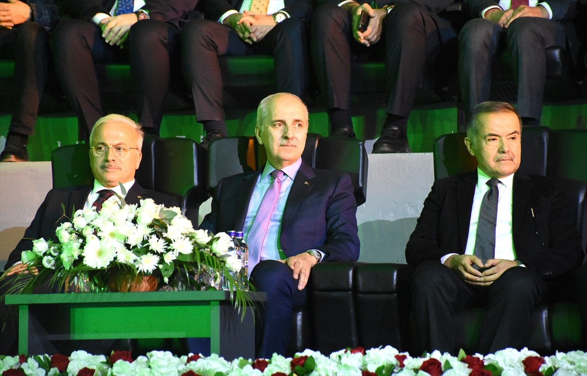 TBMM Başkanı Numan Kurtulmuş (ortada), Aksaray Spor Salonu'nda düzenlenen Somuncu Baba 613. Vuslat...