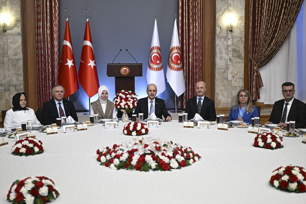 TBMM Başkanı Numan Kurtulmuş (ortada), TBMM Tören Salonu’nda düzenlenen iftar programında...
