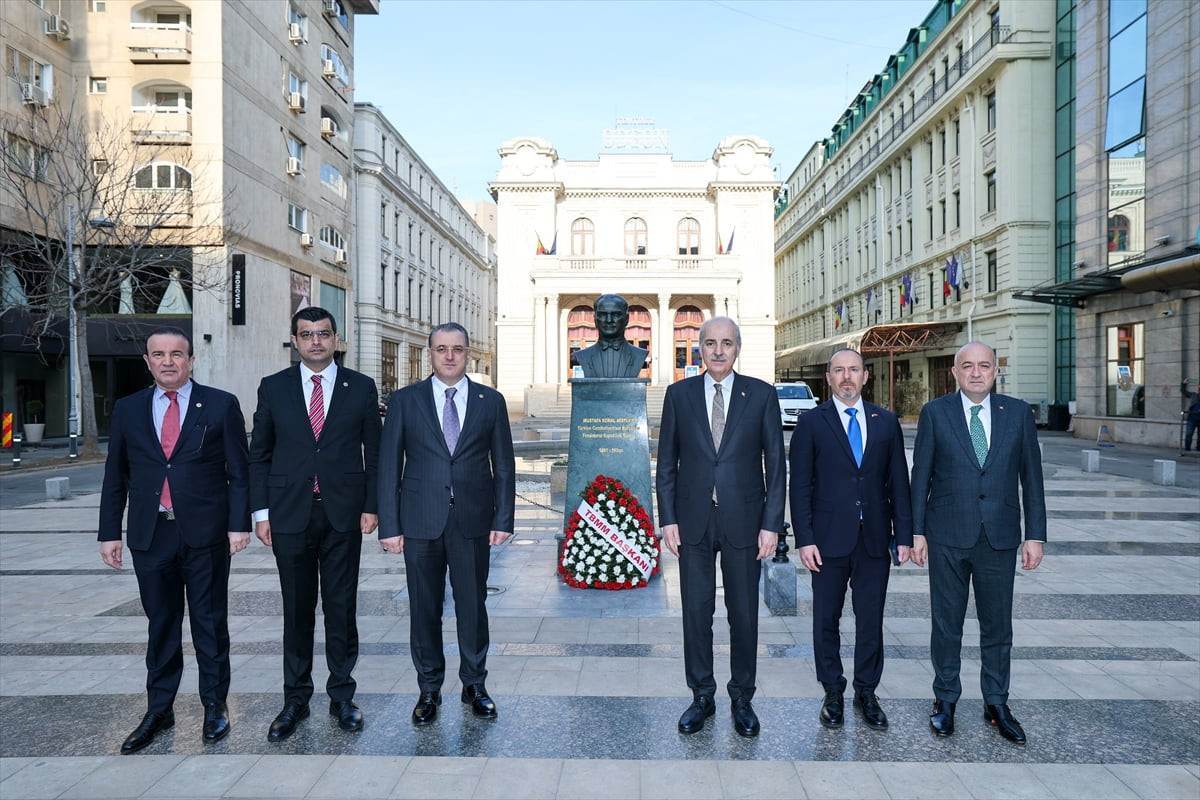 TBMM Başkanı Numan Kurtulmuş, Romanya'nın başkenti Bükreş'teki Atatürk Anıtı'nı ziyaret etti....