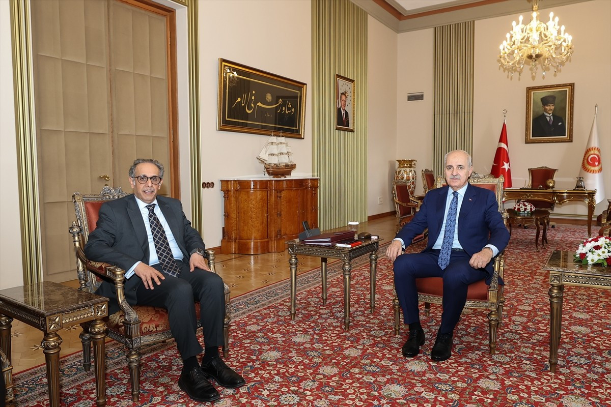TBMM Başkanı Numan Kurtulmuş (sağda), Kuveyt'in Ankara Büyükelçisi Abdülaziz Ahmed Al-Adwani'yi...