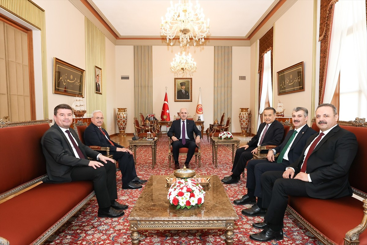 TBMM Başkanı Numan Kurtulmuş (sol 3), AK Parti Aksaray milletvekilleriyle beraberindeki heyeti...