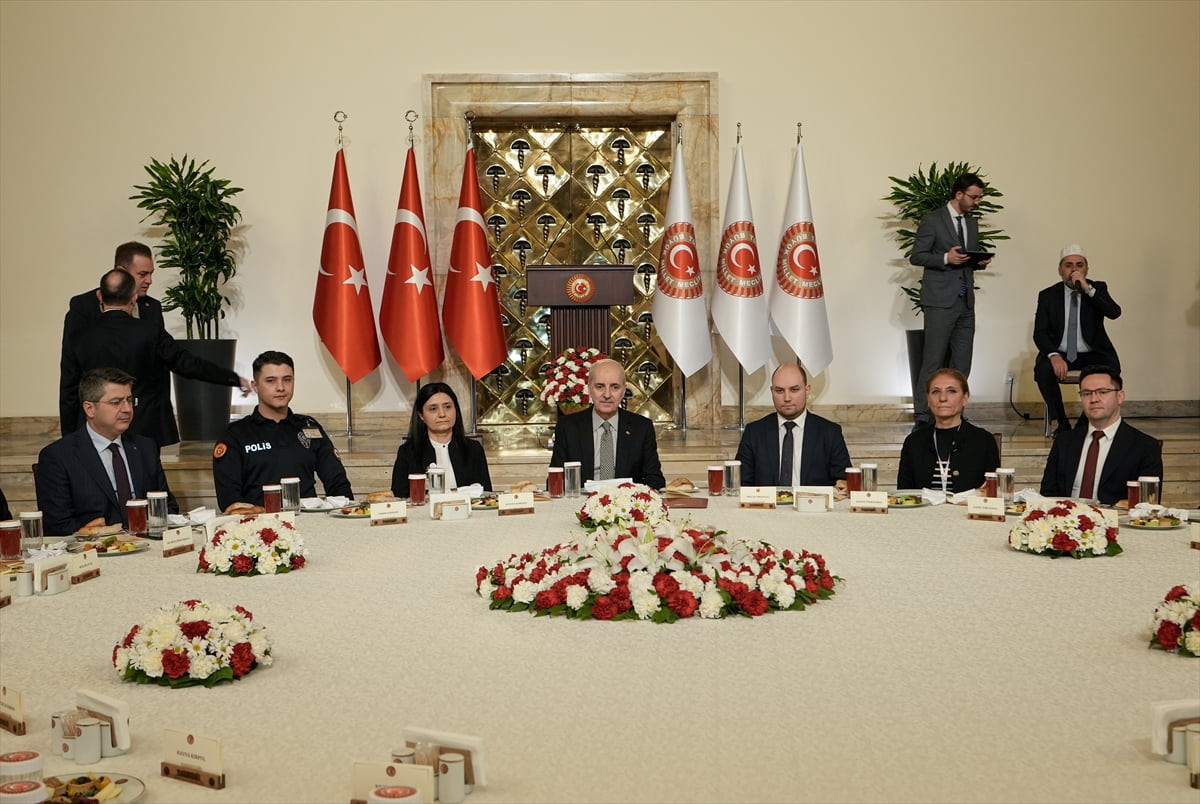 TBMM Başkanı Numan Kurtulmuş, TBMM Şeref Holü'nde düzenlenen iftar programında Meclis personeliyle...