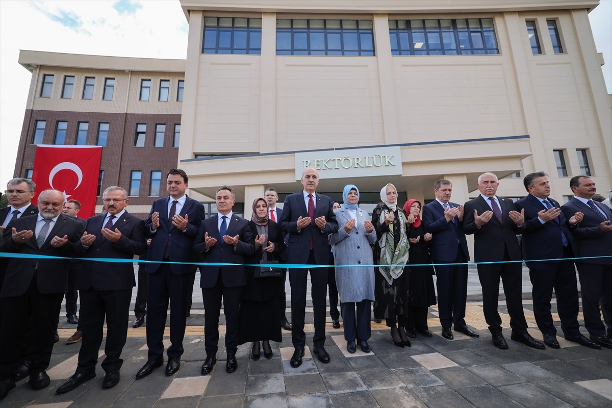 TBMM Başkanı Numan Kurtulmuş, Tokat Gaziosmanpaşa Üniversitesinin (TOGÜ) yeni rektörlük binasının...