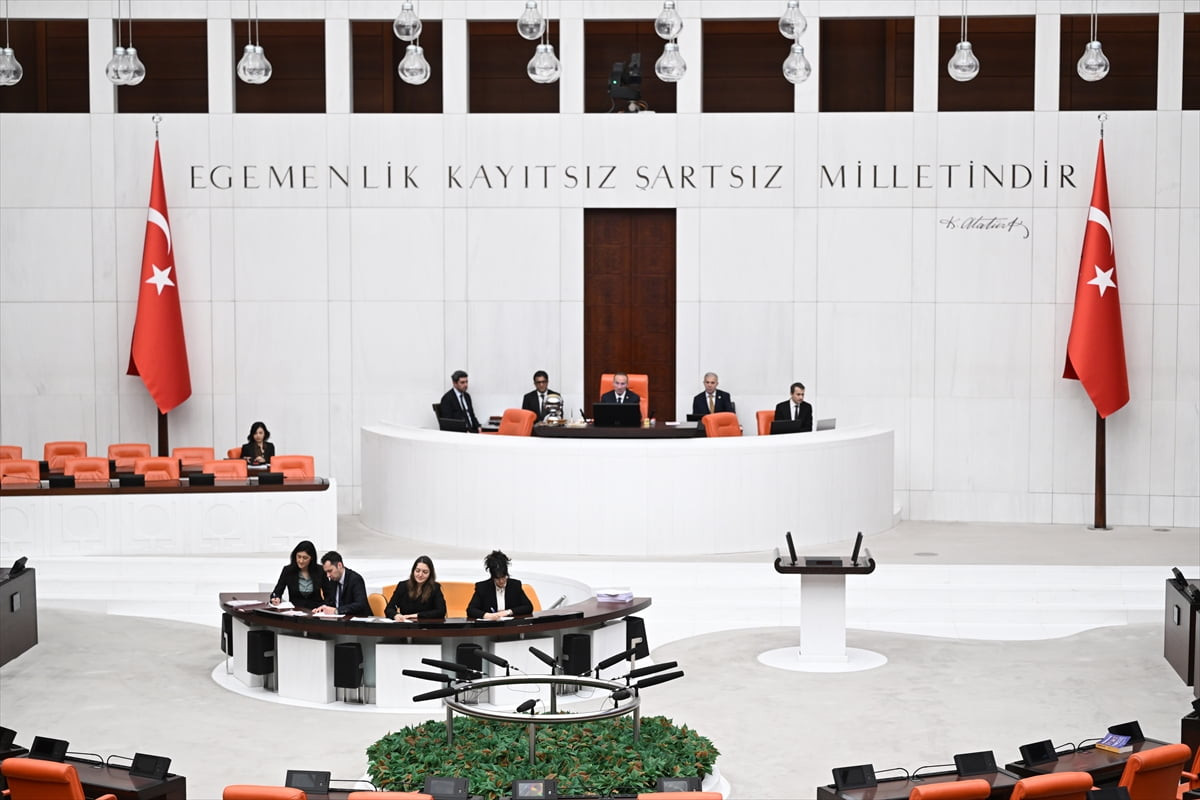 TBMM Başkanvekili Bekir Bozdağ, genel kurul birleşimini açtıktan sonra Başkanlık Divanının...