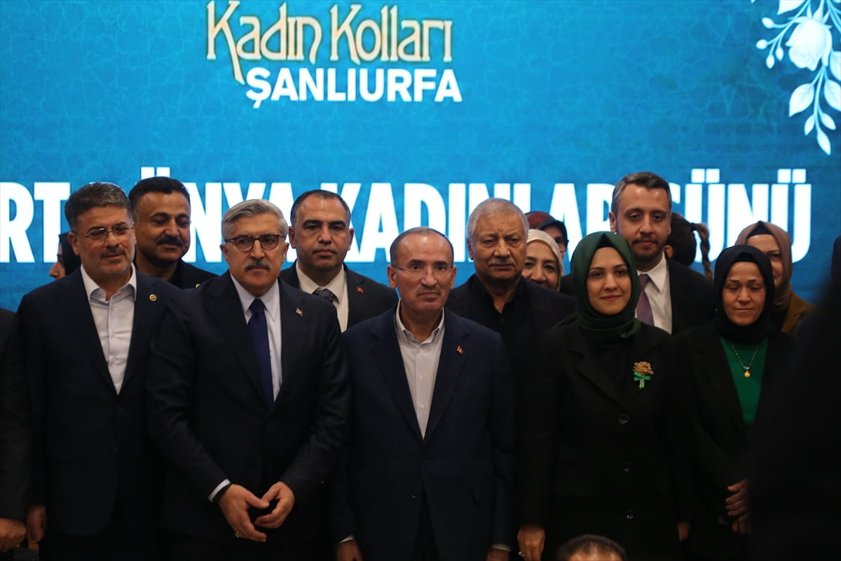 TBMM Başkanvekili Bekir Bozdağ (ortada) ve AK Parti Genel Başkan Yardımcısı Hüseyin Yayman'ın (sol...