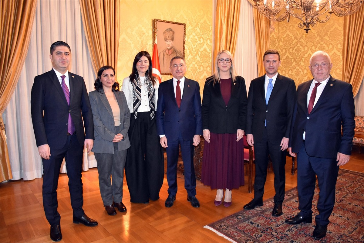 TBMM Dışişleri Komisyonu Başkanı ve AK Parti Ankara Milletvekili Fuat Oktay (ortada)...