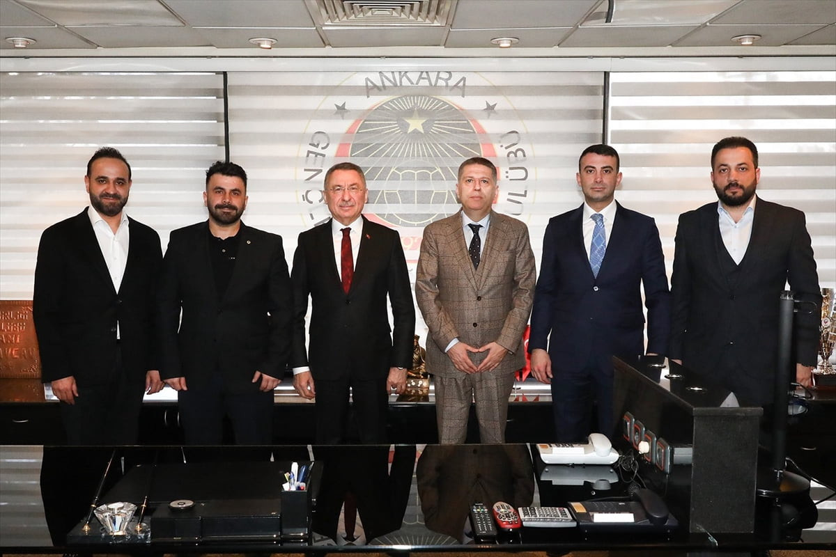 TBMM Dışişleri Komisyonu Başkanı ve AK Parti Ankara Milletvekili Fuat Oktay (sol 3)...