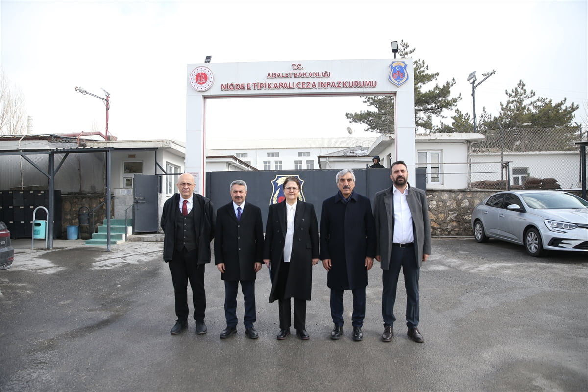 TBMM İnsan Hakları İnceleme Komisyonu Başkanı Derya Yanık (ortada) ile Hükümlü ve Tutuklu...